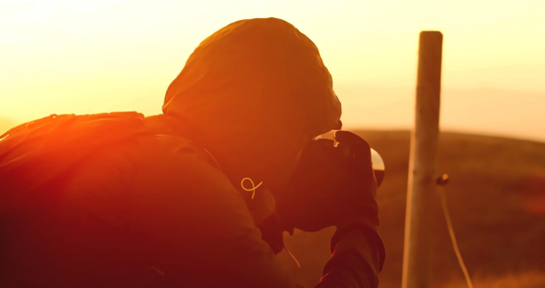 Fotografo che cattura un momento sportivo dinamico